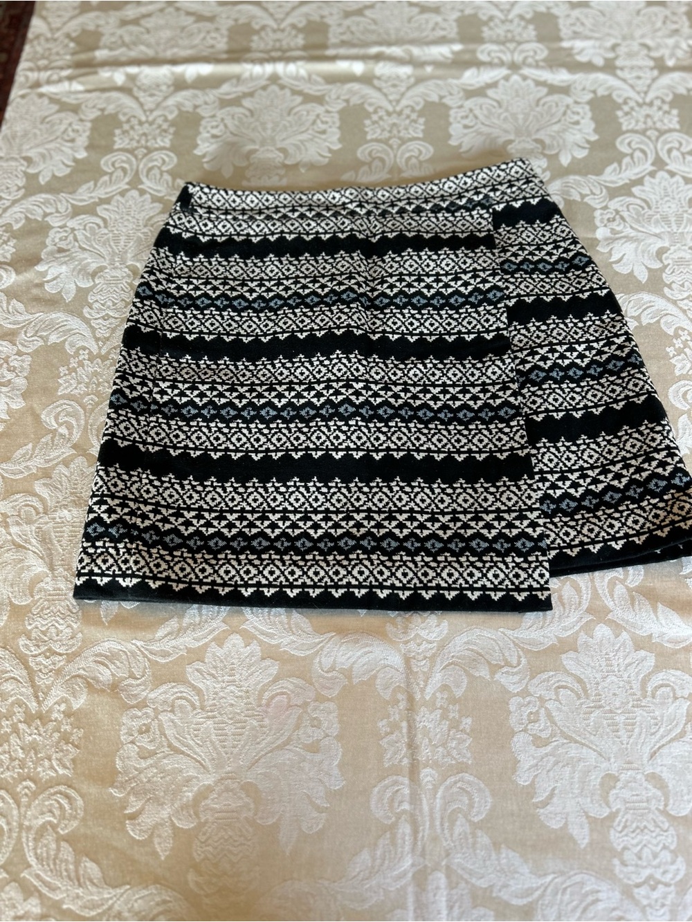LOFT Black and White Geometric Faux wrap mini skirt size 8. EUC